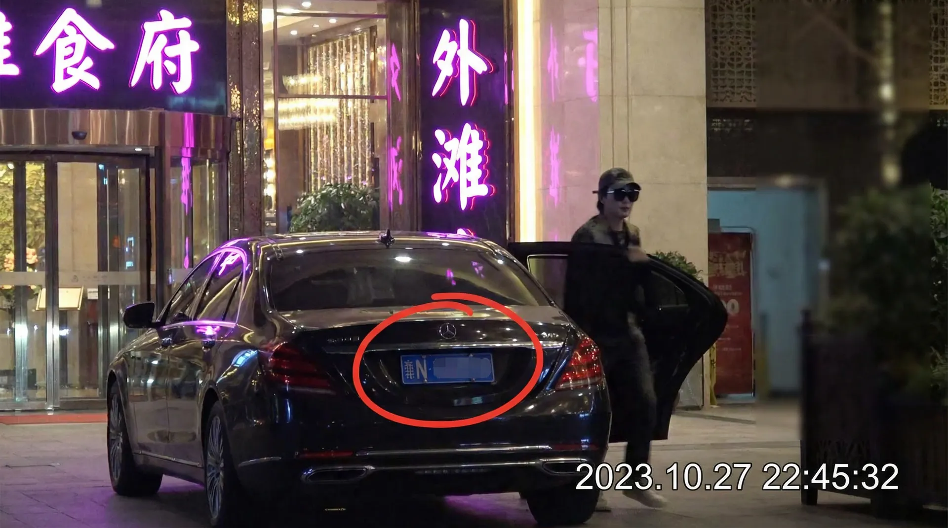 主题大赛 - 豪车餐厅外被拍